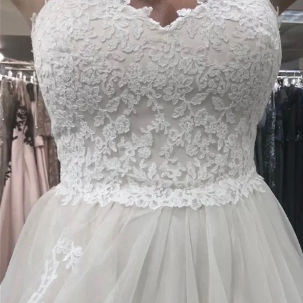 Justin Alexander Signature Sweetheart  Gown
cathedral length veil. - Picture 2 of 7